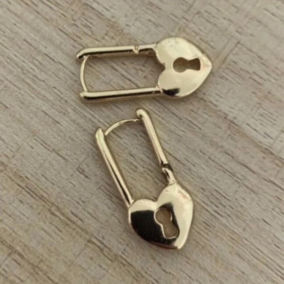 gold heart padlock pin earrings - Picture 4 of 4